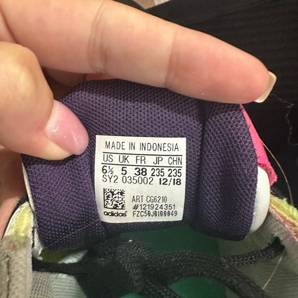 Adidas Falcon US women 6 1/2, wide fit. price is reasonably négociable💖 - Picture 3 of 3